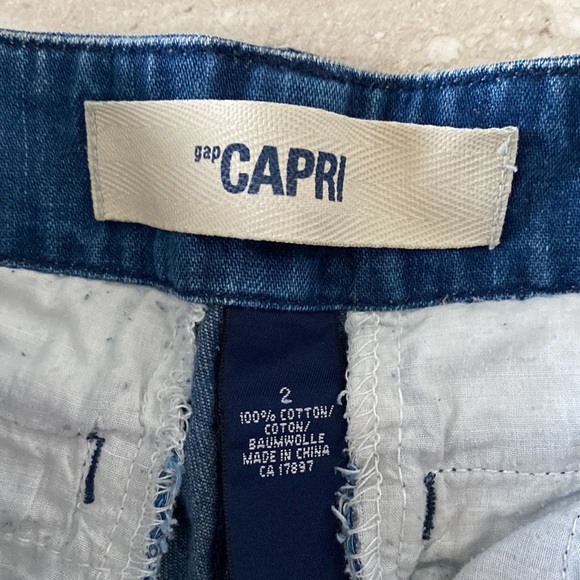 GAP light Blue denim Capri - Picture 2 of 3